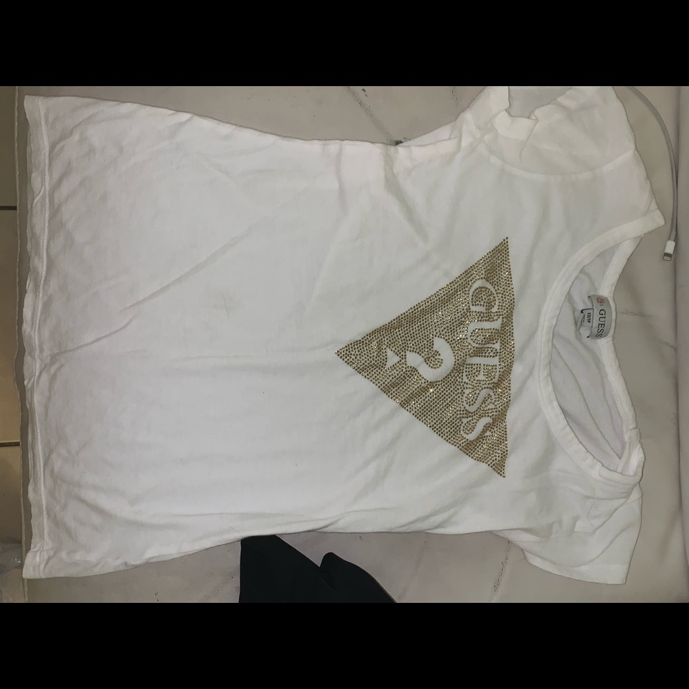 super cute white guess shirt